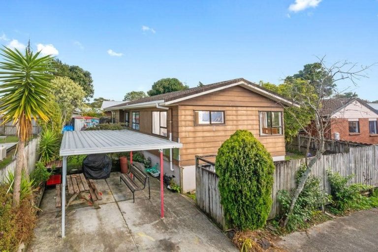 Photo of property in 16 Meadowvale Rise, Titirangi, Auckland, 0604
