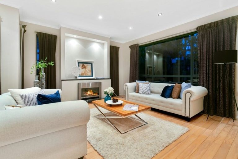 Photo of property in 19 Springvale Drive, Fairview Heights, Auckland, 0632