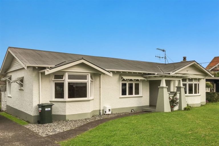 Photo of property in 19 Tarata Street, Saint Johns Hill, Whanganui, 4501