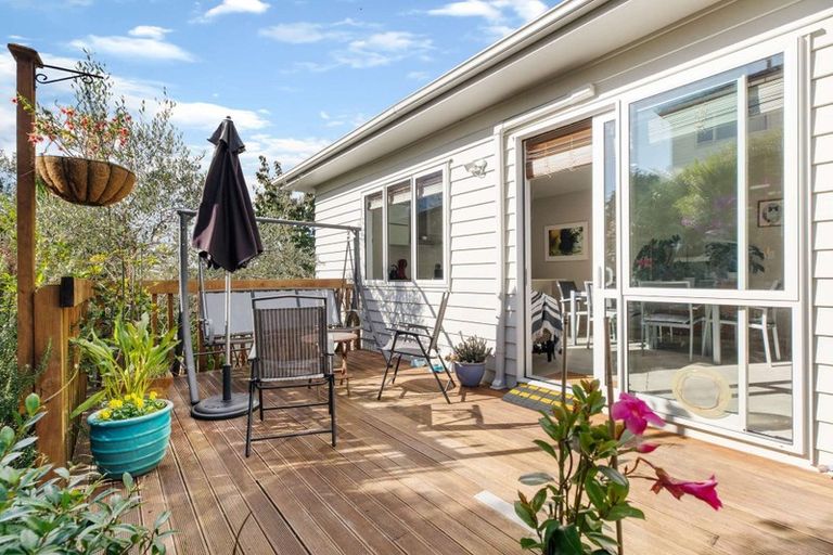 Photo of property in 2 Jammen Drive, Massey, Auckland, 0614