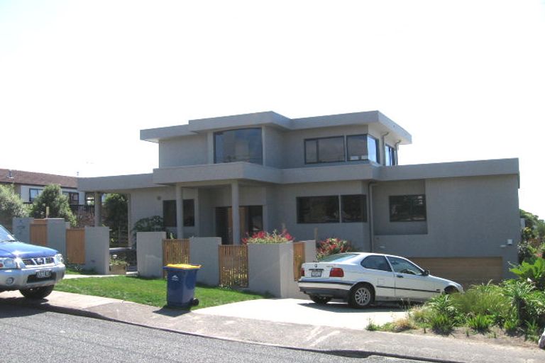 Photo of property in 2/39 Eastcliffe Road, Castor Bay, Auckland, 0620