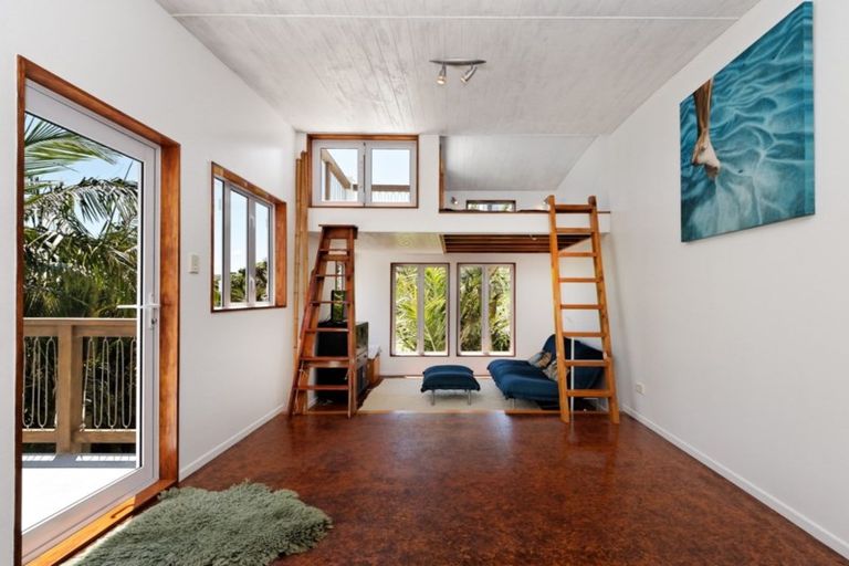 Photo of property in 17 Rayner Road, Piha, New Lynn, 0772