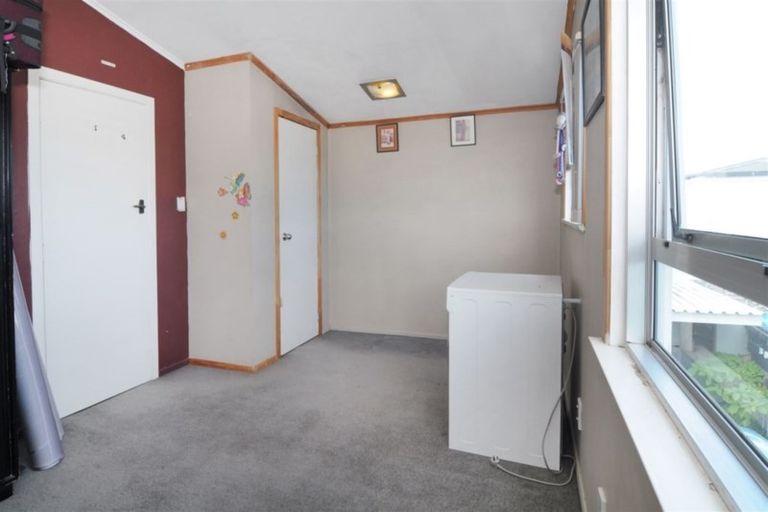 Photo of property in 2a Bamboo Grove, Kelston, Auckland, 0602