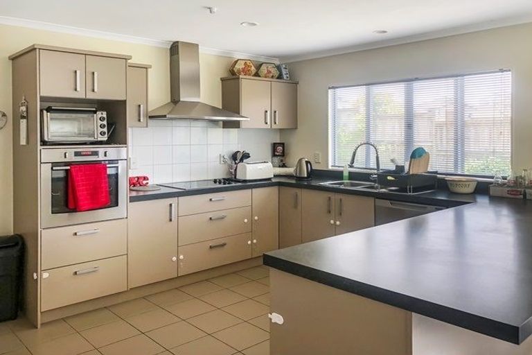 Photo of property in 1 Thomas Hamer Place, Greenhithe, Auckland, 0632