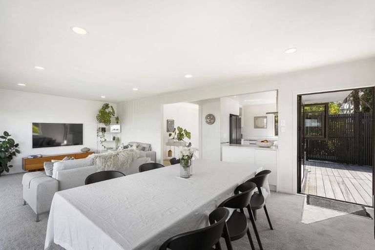 Photo of property in 2/86 Seaview Road, Castor Bay, Auckland, 0620