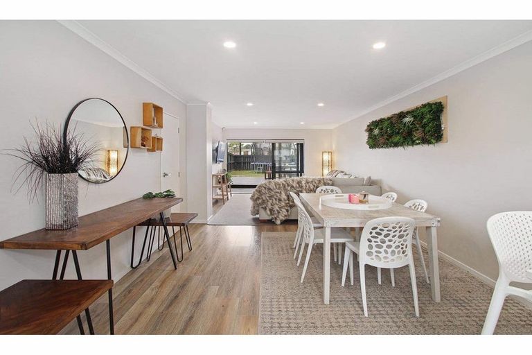 Photo of property in 8b Lumbarda Drive, Kumeu, 0810