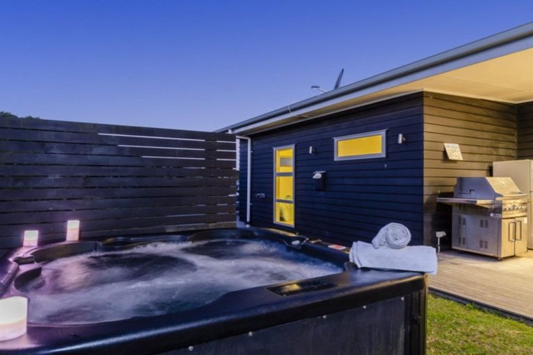 Photo of property in 22 Wonderview Road, Leigh, 0985