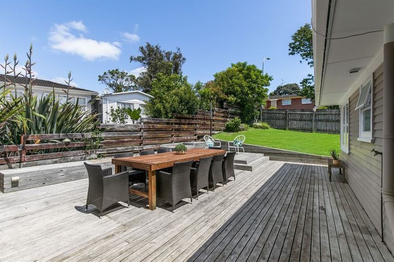 Photo of property in 15 Totaravale Drive, Totara Vale, Auckland, 0629