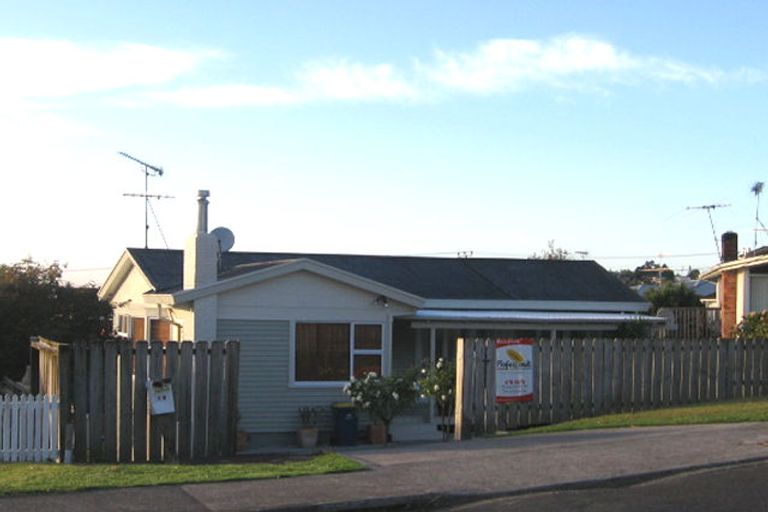 Photo of property in 2/7 Bruce Road, Glenfield, Auckland, 0629