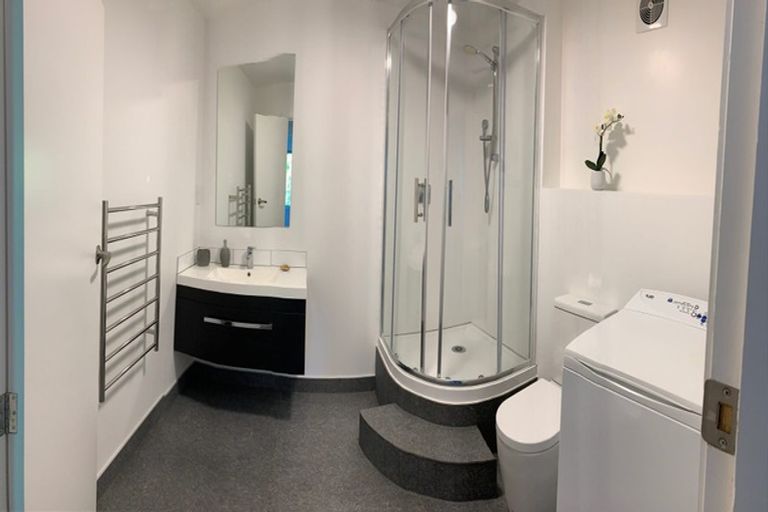 Photo of property in 111 Pupuke Road, Northcote, Auckland, 0627