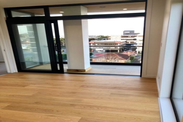 Photo of property in Frank Sargeson Apts, 405/74 Anzac Street, Takapuna, Auckland, 0622