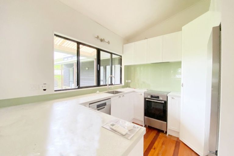 Photo of property in 16 Opanuku Road, Henderson Valley, Auckland, 0612