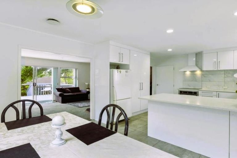 Photo of property in 10 Yarra Place, Botany Downs, Auckland, 2010