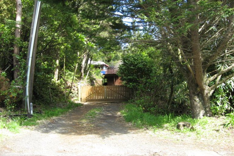 Photo of property in 915 West Coast Road, Waiatarua, Auckland, 0604