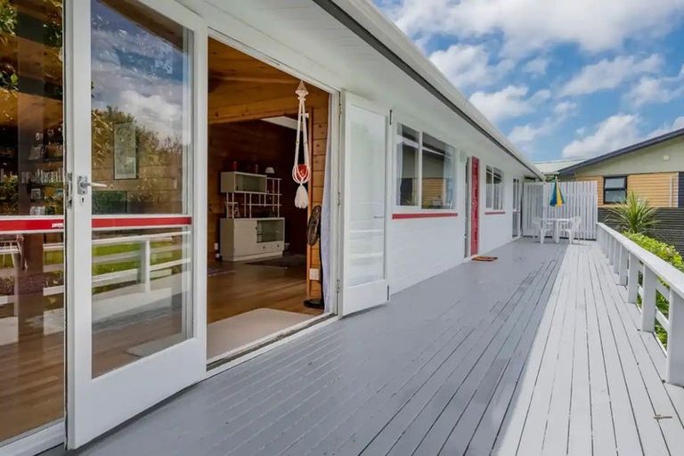 Photo of property in 8-8a Walton Avenue, Waikanae, 5036