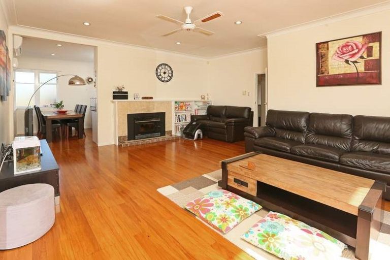 Photo of property in 4285 Great North Road, Glendene, Auckland, 0602