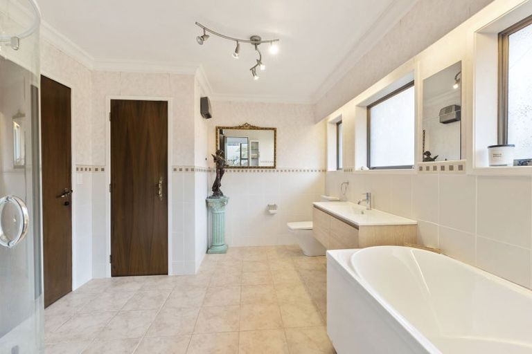 Photo of property in 31 Ridge Road, Waiake, Auckland, 0630