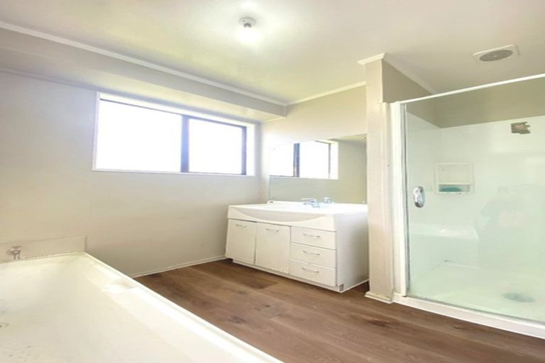 Photo of property in 1/194 Te Irirangi Drive, Flat Bush, Auckland, 2023