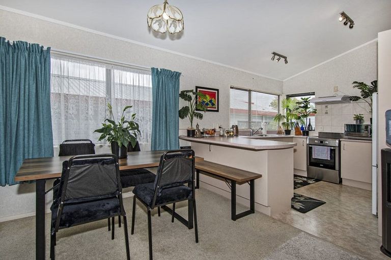 Photo of property in 2/24 Station Road, Takanini, 2112