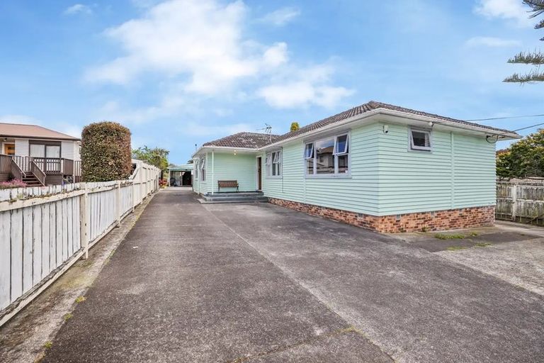 Photo of property in 8 Rathgar Road, Henderson, Auckland, 0610