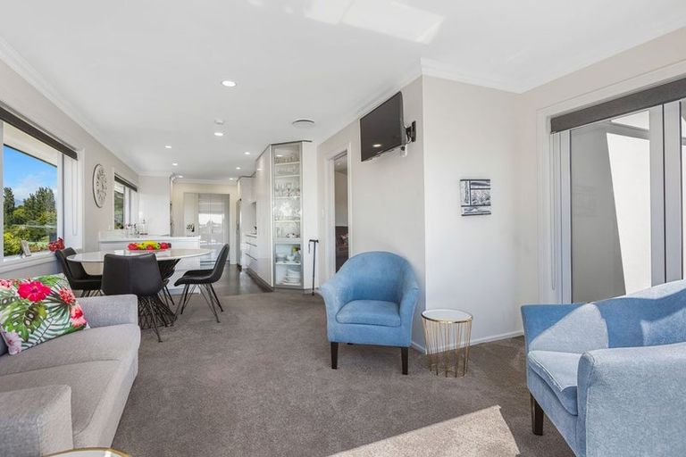 Photo of property in 7a Caledonia Place, Highlands Park, New Plymouth, 4312