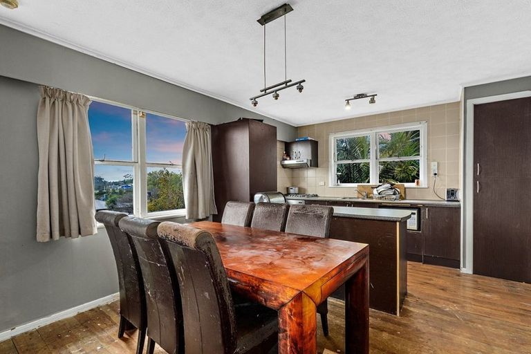 Photo of property in 26 Royal View Road, Te Atatu South, Auckland, 0610