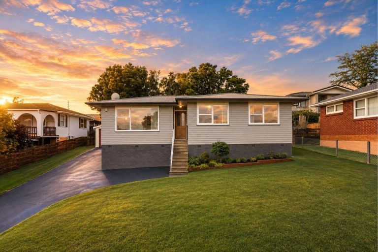 Photo of property in 9 Grimshaw Place, Henderson, Auckland, 0612
