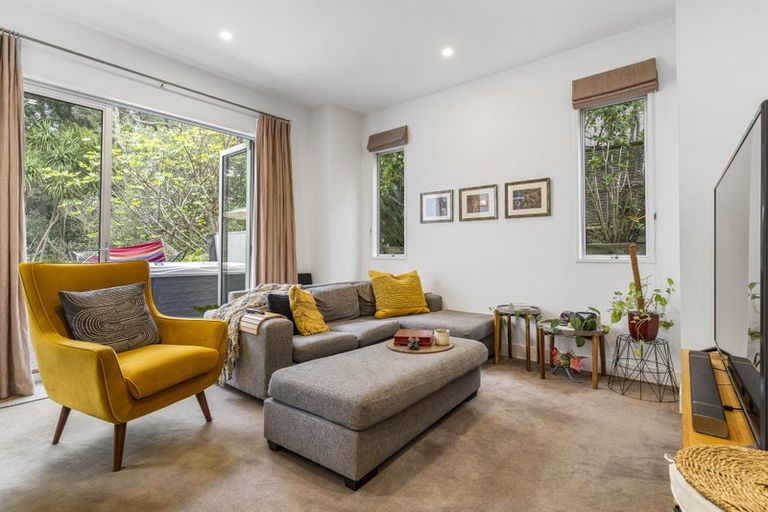 Photo of property in 11a Wernham Place, Northcote, Auckland, 0626