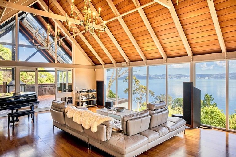 Photo of property in 24 Richmond Road, Mahina Bay, Lower Hutt, 5013