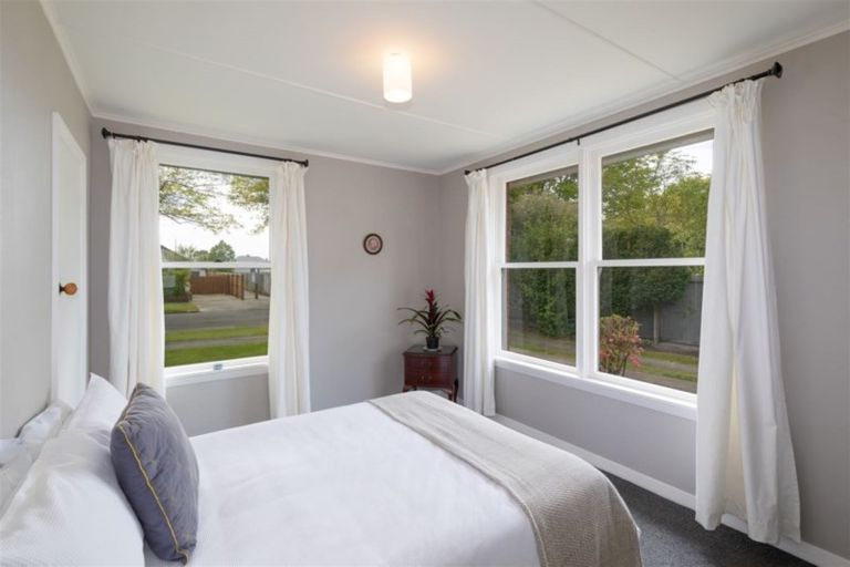 Photo of property in 33 Guildford Street, Burnside, Christchurch, 8053