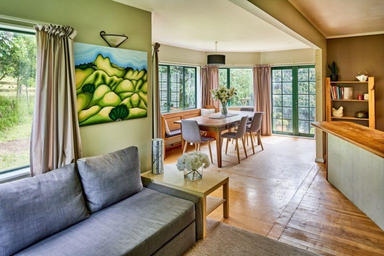 Photo of property in 10 Kapekape Place, Pukerua Bay, 5026