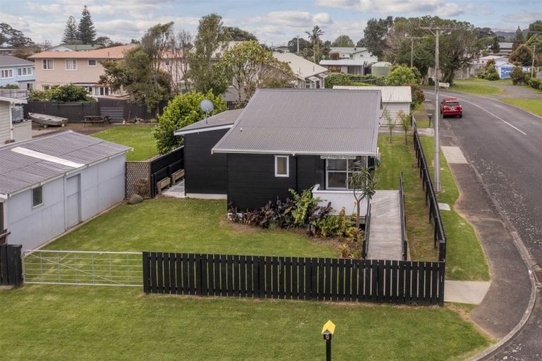 Photo of property in 6 Aputa Avenue, Te Puru, Thames, 3575