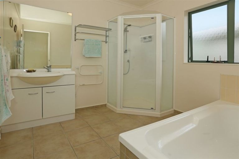 Photo of property in 18 Chelmsley Avenue, Henderson, Auckland, 0612