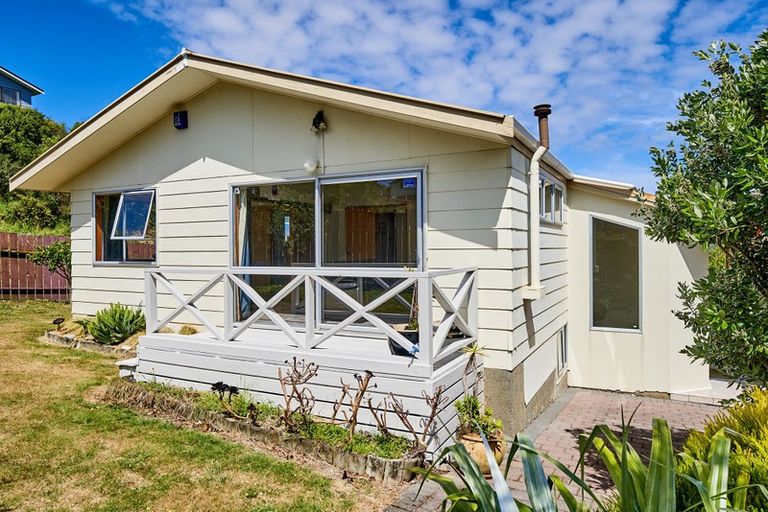 Photo of property in 1 Forglen Place, Tawa, Wellington, 5028