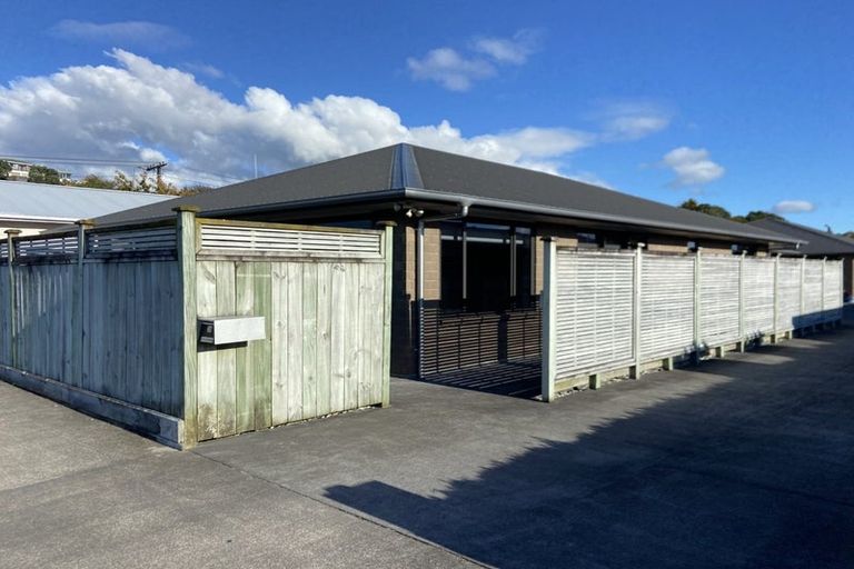 Photo of property in 28 Queens Road, Glen Avon, New Plymouth, 4312