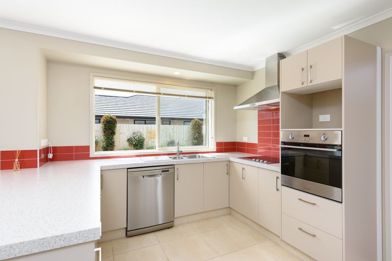 Photo of property in 28 Rainey Crescent, Papamoa Beach, Papamoa, 3118