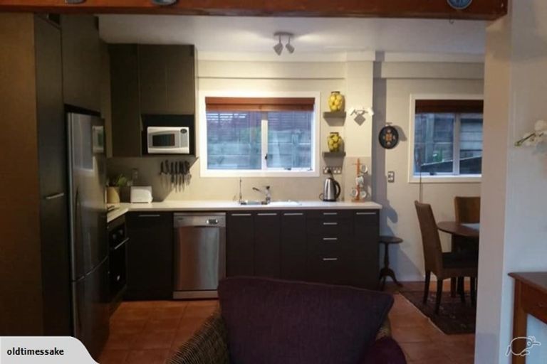 Photo of property in 18a Gledstane Road, Stanmore Bay, Whangaparaoa, 0932