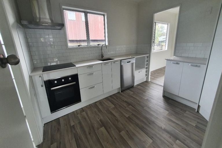 Photo of property in 24 Walton Street, Red Beach, 0932