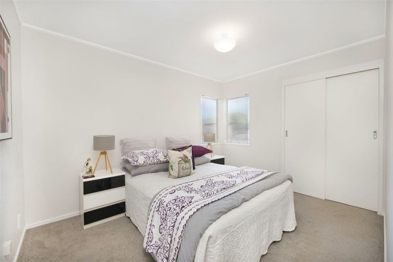Photo of property in 25 Heversham Place, Glendene, Auckland, 0602