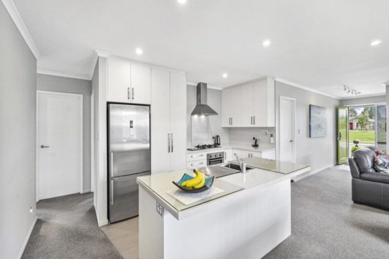 Photo of property in 28 Shillingford Boulevard, Rolleston, 7615