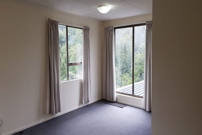 Photo of property in 2 Kekeno Grove, Tirohanga, Lower Hutt, 5010