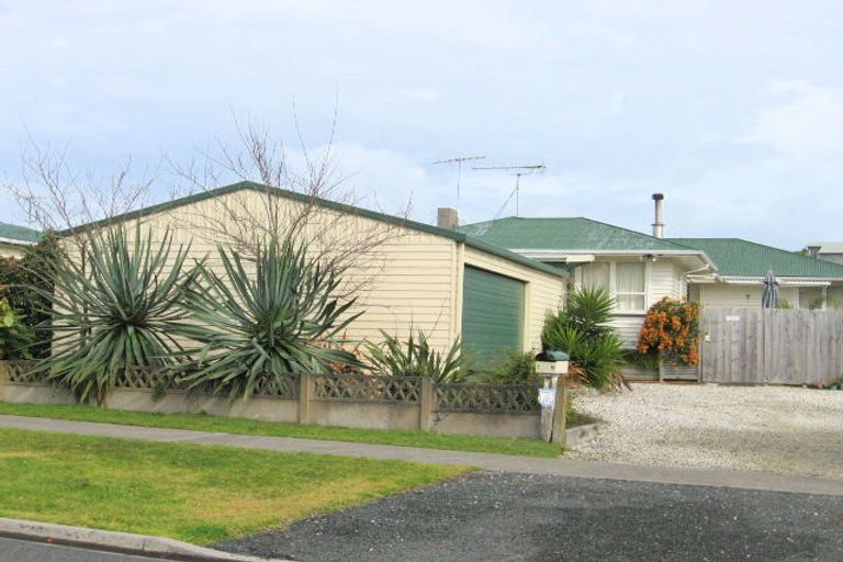 Photo of property in 2/69 Awaroa Road, Helensville, 0800