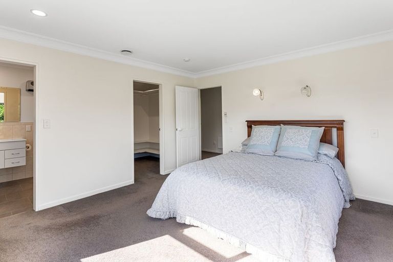 Photo of property in 2 Rosebank Grove, Waikanae, 5036