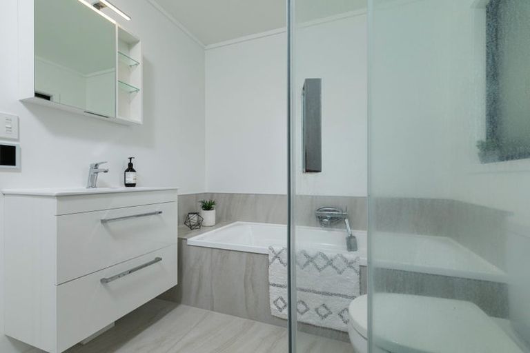 Photo of property in 260a Henderson Valley Road, Henderson, Auckland, 0612