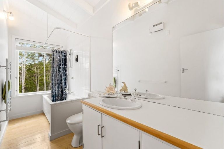 Photo of property in 16 Grand View Road, Leigh, 0985