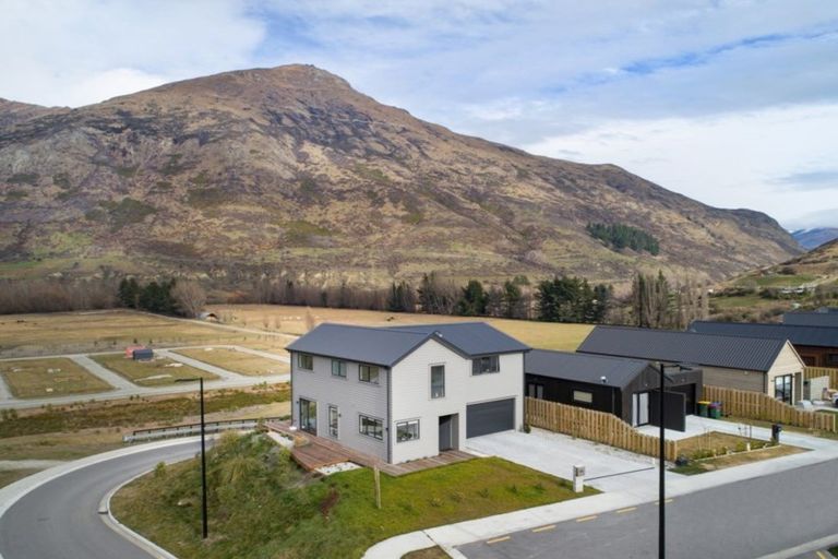 Photo of property in 28 Hayes Creek Road, Lake Hayes Estate, Queenstown, 9304