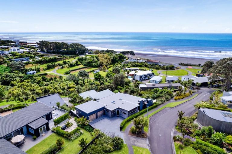 Photo of property in 14 Shearer Drive, Oakura, 4314