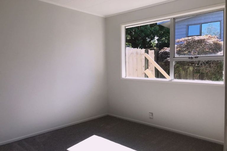 Photo of property in 8 Jenanne Place, Totara Vale, Auckland, 0629