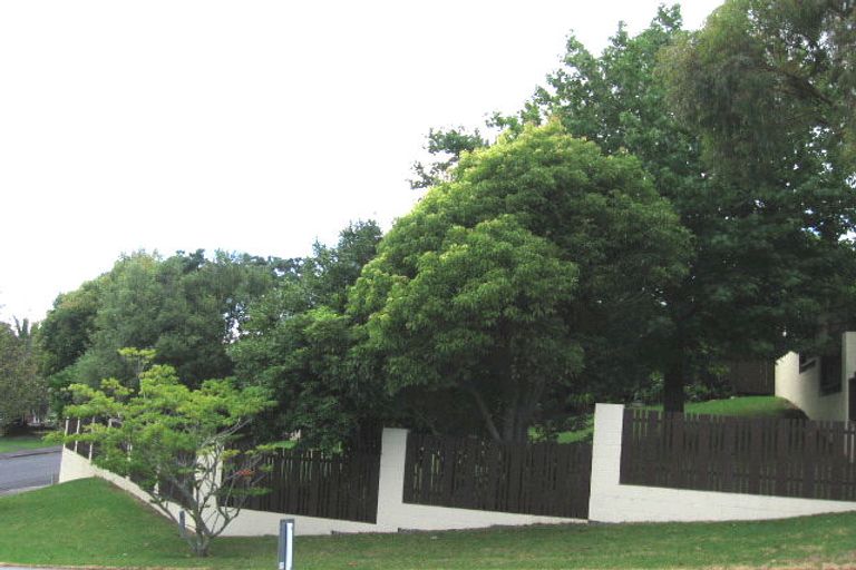 Photo of property in 1 Lynngate Place, Hillcrest, Auckland, 0627