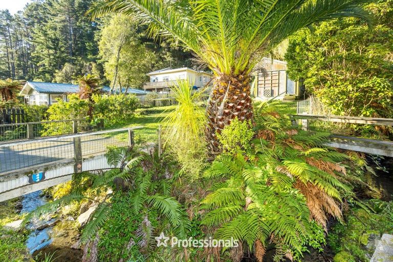 Photo of property in 49 Elmslie Road, Pinehaven, Upper Hutt, 5019